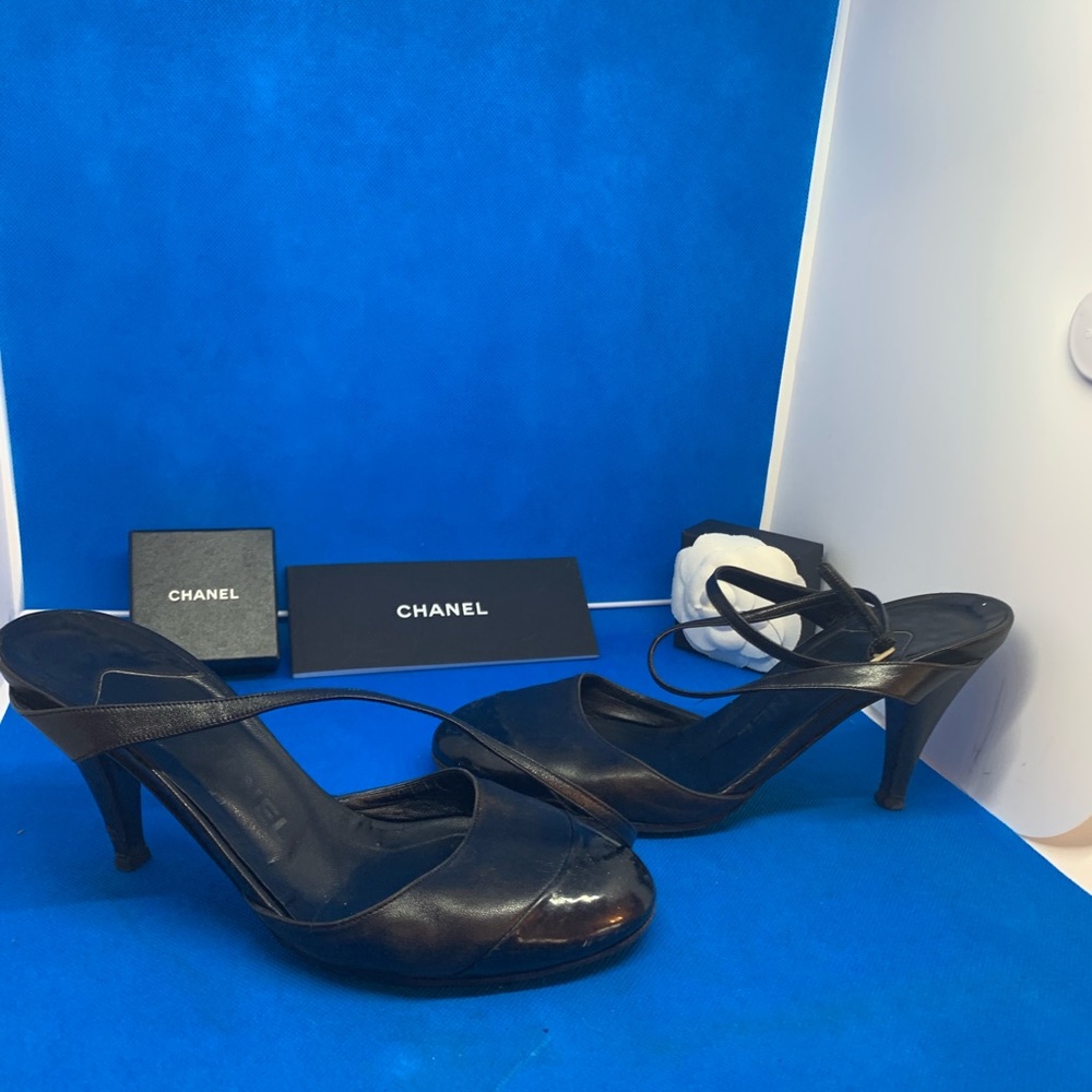 Chanel Black Lambskin Patent Cap Toe CC Slingback  Pumps‎ Sz 37.5